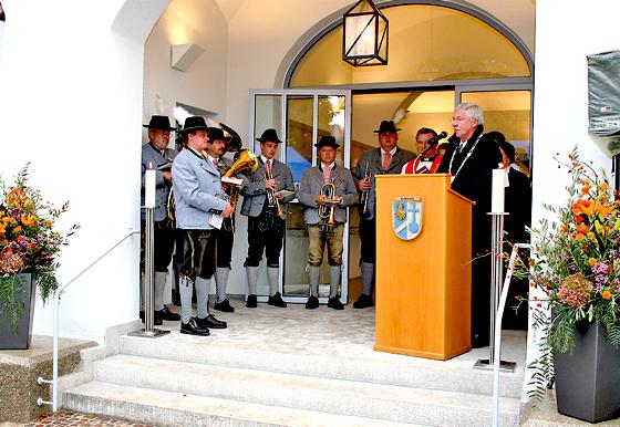Nach der Ansprache von Rathauschef Werner van der Weck weihten die Feldkirchener Geistlichen die ehemalige Aussegnungshalle.	Foto: Gemeinde
