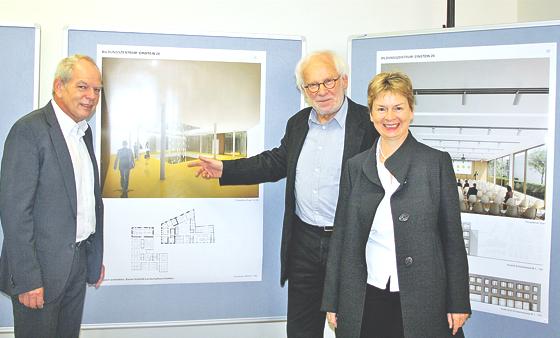 Klaus Meisel (links), Christian Raupach und MVHS-Programmdirektorin Susanne May stellten die Pläne für das neue Kulturzentrum vor.	Foto: js
