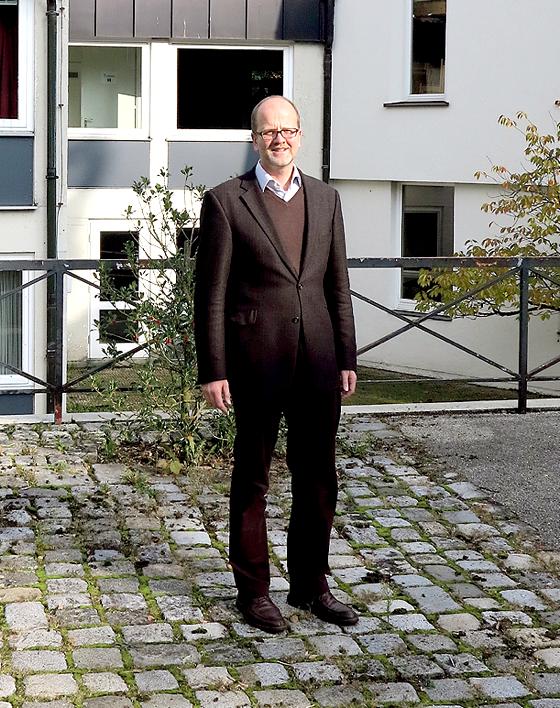 Der neue Vikar, Rolf Hartmann, freut sich auf lehrreiche Jahre in der evangelischen Harlachinger Gemeinde. 	Foto: Bettina Ulrichs