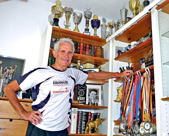 Ironman Reinhold Humbold kann stolz sein auf 89 Podiumsplatzierungen, darunter 25 deutsche Meister- und elf Weltmeistertitel.	Foto: Konke
