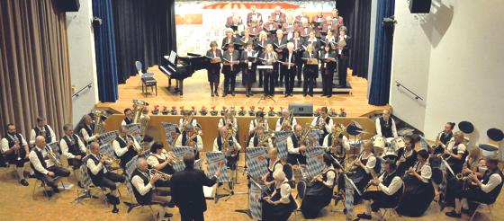 Der Gesangverein Germania Schleißheim und die Blaskapelle der Musikvereinigung traten zusammen auf die Bühne des Bürgerhauses.	Foto: VA