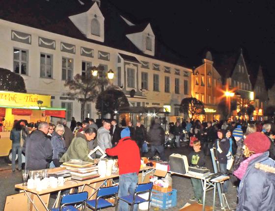 Nach Sonnenuntergang Schnäppchen erwerben: Der Nacht-Kunstflohmarkt in Erding machte das möglich.	Foto: kw