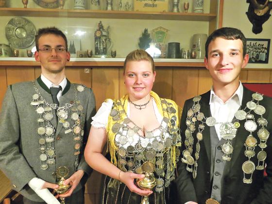 Johannes Geerds (inks), Franziska Lederer und Tom Ruzicka sind die Könige der ESV Schützen.	Foto: ESV