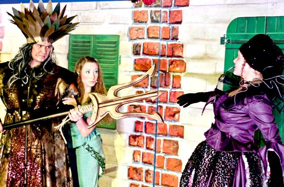 Tolle Kostüme und beste Musical-Unterhaltung gibt es beim winterlichen Familien-Theater-Erlebnis in  Unterföhring.	Theater Liberi