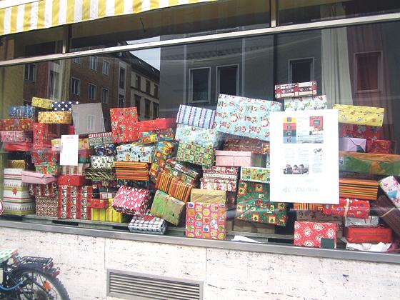 Im Schaufenster stapeln sich die Geschenke für arme Kinder im Osten Europas.	Foto: Privat
