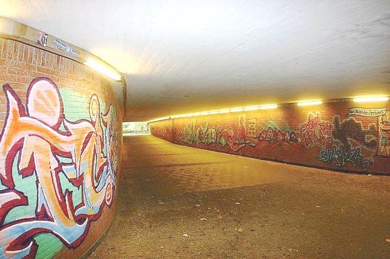 Schillernde Farben verdrängen die grau-schwarze Tunnel-Tristesse der Giesinger  Icho-Unterführung. 	Foto: HH