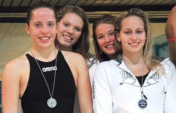 Die erfolgreiche Damen-Staffel der Hohenbrunner Haie mit Emily Siebrecht, Antonia Baerens, Vanessa Breunig und Ramona Sulzmann.	Foto: VA