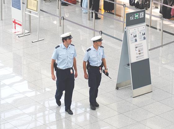 Die Bundespolizei ist für die Grenzkontrollen am Flughafen München verantwortlich, sowie für die Sicherheit des Flughafens, der Passagiere und Mitarbeiter.	Foto:  Bundespolizeiinspektion Flughafen