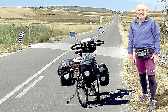 Helmut Schuller war mit Fahrrad auf dem Jakobsweg unterwegs  und überwand seine Krankheit.	Foto: VA