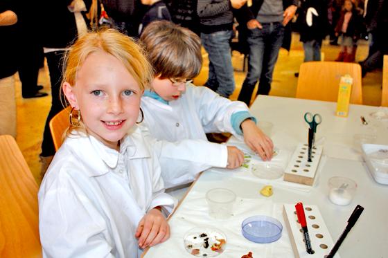 Kinder von sechs bis zwölf Jahren können bei den Wissenschaftstagen am Samstag und Sonntag, 10 bis 17 Uhr, im »KinderKunstLabor« spannende Dinge ausprobieren. 	F.: VA