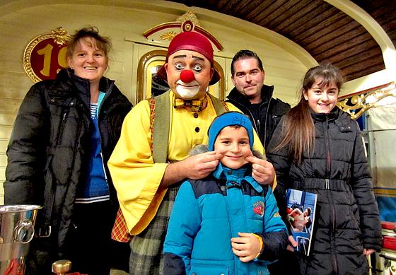 Bei der Führung hinter den Kulissen des Circus Roncalli traf die SamstagsBlatt-Gewinnerfamilie Kiermeier auch den einen und anderen Artisten und Clown.	Foto: ff