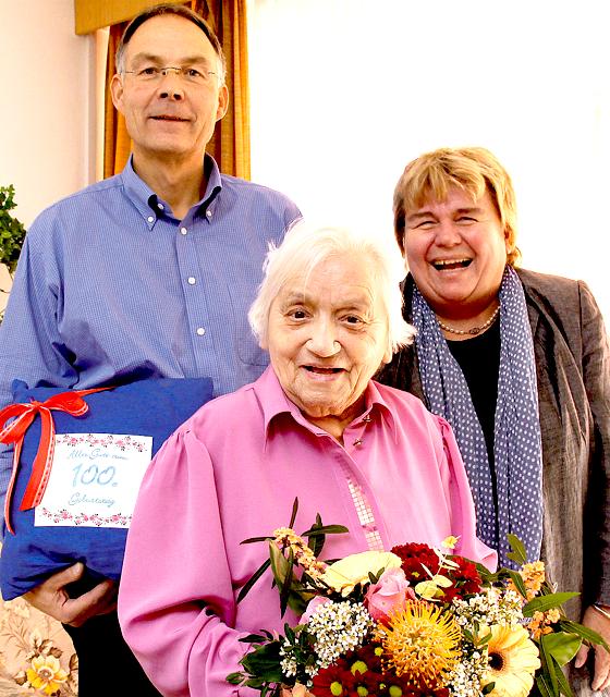 Michael Klotz und Beatrix Burkhardt gratulierten Cäcilie Niemeier zum 100. Lebensjahr. 	F.:  Karl Hirt