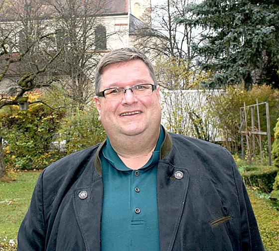 Pfarrer Martin Cambensy hat kürzlich seine zehnjährige Tätigkeit in der katholischen Pfarrei St. Martin in Moosach gefeiert.	Foto: ws