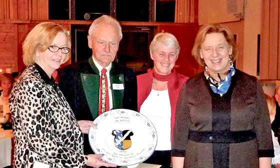 Udo Inacker gratulierten Bürgermeisterin Annegret Harms (links), SV-Präsidentin Brigitte Weinzierl und Landrätin Johanna Rumschöttel (rechts).	Foto: VA