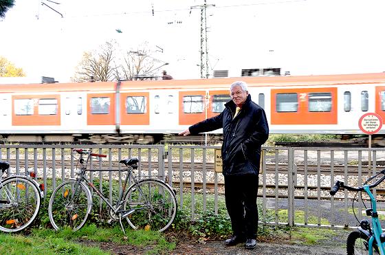 Bürgermeister Werner van der Weck zeigt die Stelle, wo die Rampe hinunter in die Bahnunterführung gebaut werden soll.	Foto: sf