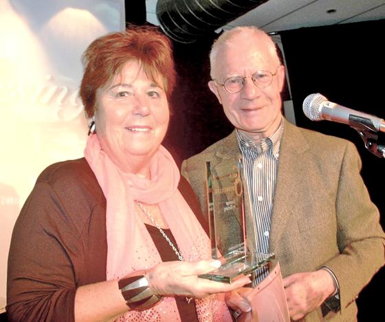 Eine verdiente Ehrung: Ingrid Prager empfängt aus den Händen von Horst Walter den »Giesinger Bürgerpreis 2013«.	Foto: HH