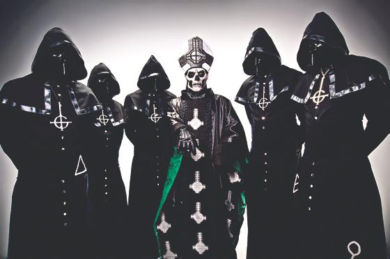 Ghost stammen aus Linköping in Schweden und treten immer anonym und mit Masken auf. In der Mitte Frontsänger »Papa Emeritus II«.	Foto: VA