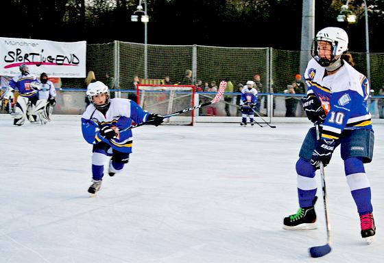 Auf Puckjagd: Der EHC München freut sich über Zulauf im Nachwuchsbereich. Etwa 50 junge Eishockeyspieler kamen in diesem Jahr neu dazu. 	Foto: Münchner Sportjugend