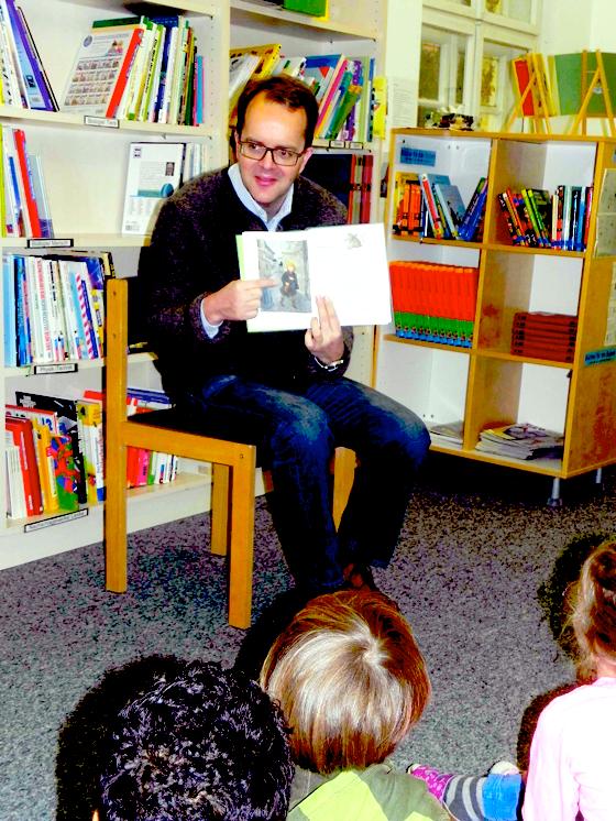 Markus Rinderspacher zu Gast bei der Klasse 1a in der Grundschule am Pfanzeltplatz.	Foto: privat