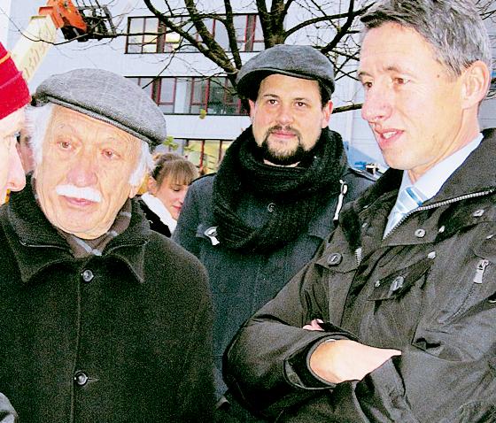 Ernst Grube, Maximilian Strnad und Bürgermeister Christoph Böck im Gespräch.	Foto: VA