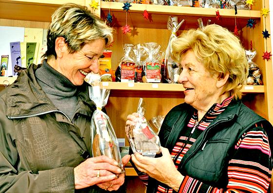 Gabriele Schlick und Theresa Zellner, ehrenamtliche Mitarbeiterinnen im Kleine-Welt-Laden, präsentieren den Riemerlinger Schoko-Nikolaus.	Foto: VA