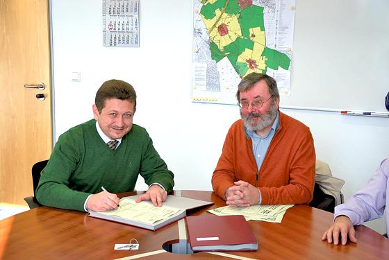 Vertragsunterzeichnung: Bürgermeister Klaus Korneder (links) und Klaus Breindl, Vorstand und Organisation VAT.	Foto: privat