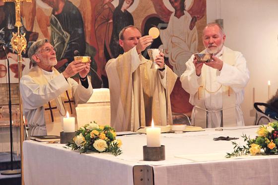 Pfarrer Bodo Windolf (Mitte) feiert gemeinsam mit den Gästen das Weihejuboläum. 	Foto: Simeon Herteis