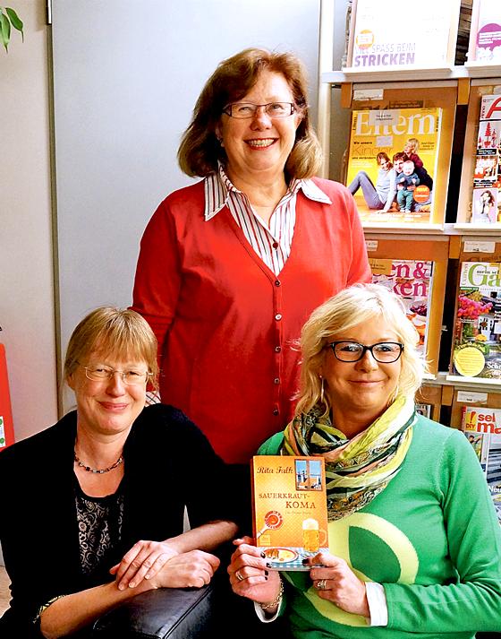 Erfolgsautorin Rita Falk (r.) mit der glücklichen Gewinnerin Lissy Rösch und der Leiterin der Taufkirchner Bücherei, Brigitte Gebert. 	Foto: hw