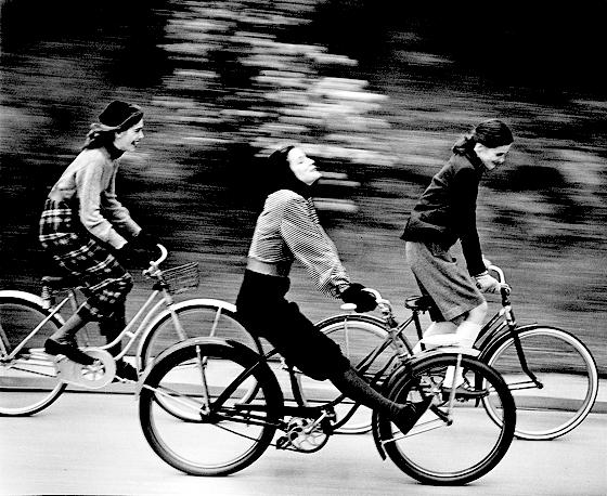 The Bicyclers, erschienen im Junior Bazaar, August 1946.	  	© Münchner Stadtmuseum, Archiv Hermann Landshoff