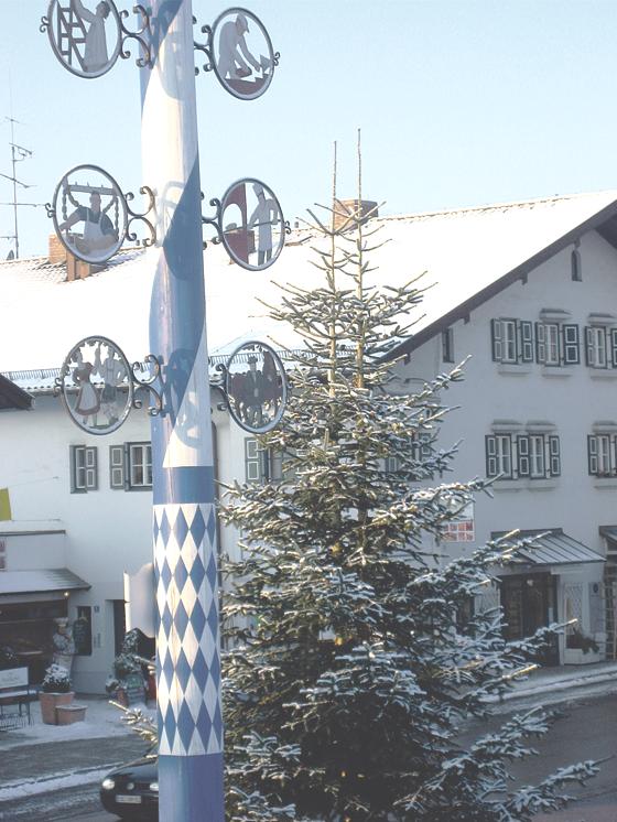 Der »Zwillings-Christbaum«  steht jetzt auf dem Glonner Marktplatz.	Foto: Gemeinde
