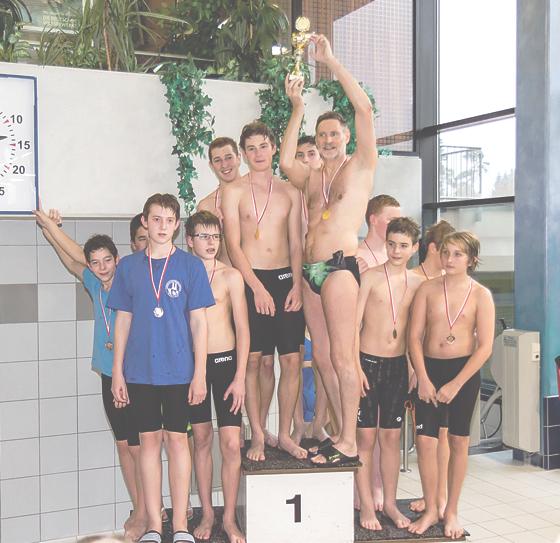 Es war ein erfolgreicher Wettkampf für die Schwimmer des TSV Vaterstetten in Lohhof. Unter anderen holte die Männer-Staffel über 4x200m Freistil Gold. 	Foto: Verein