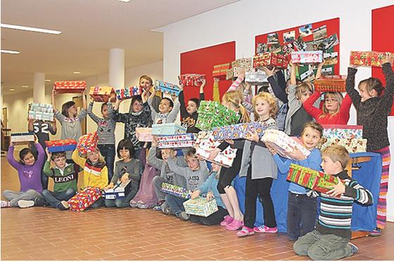 Bereits im vergangenen Jahr packten die Kinder der Grundschule an der Lenbachallee viele Päckchen für die Aktion »Weihnachten im Schuhkarton«.	Foto: privat