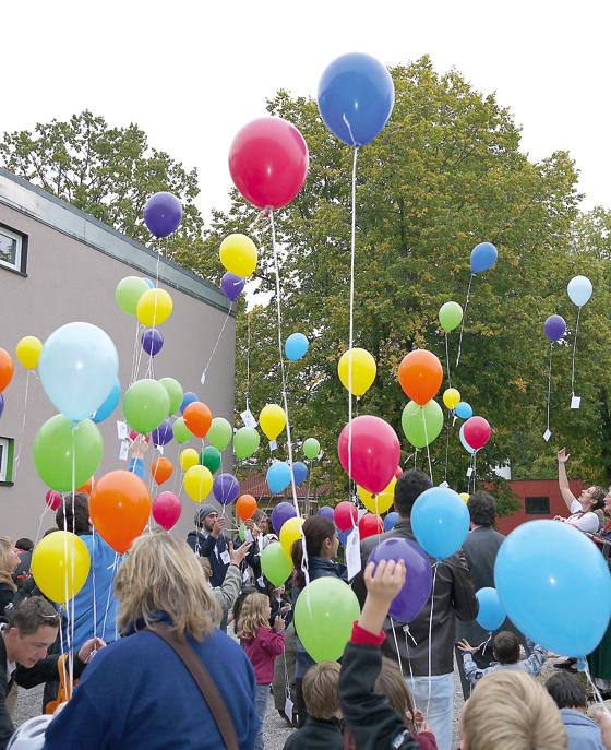 Bunte Luftballons schickten die Festbesucher in den Ottobrunner Himmel.	 	Foto: Katrin Dittmann