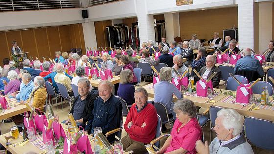 Etwa 100 im Haus der Senioren ehrenamtlich Tätige kamen zum diesjährigen Helferessen.	Foto: HdS