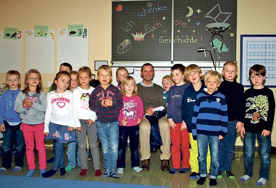 Andreas Lenz (Mitte), der Erding-Ebersberg im Bundestag vertritt, war zu Gast in der Grundschule Frauenneuharting, die er als Kind selbst besucht hatte.	Foto: privat