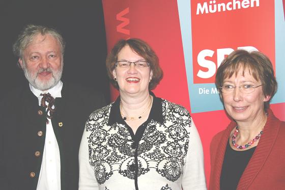 Bürgermeisterin Christine Strobl (Mitte) kam eigens zum SPD-Herbstempfang ins neue Kulturzentrum 2411 und unterhielt sich mit den Stadträten Heide Rieke und Dr. Reinhard Bauer.	