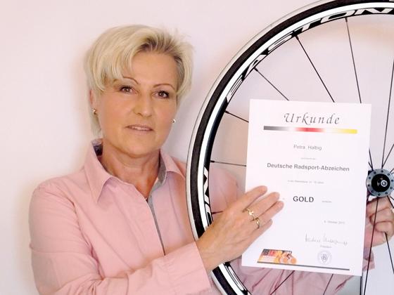 Unterschleißheims Fahrradbeauftragte Petra Halbig radelt mit gutem Beispiel voran.                     Foto: VA