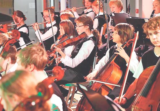 Tolle Stücke, viele Musiker: Das Weihnachtskonzert im Gymnasium Kirchseeon findet am 12. Dezember statt. 	Foto: VA
