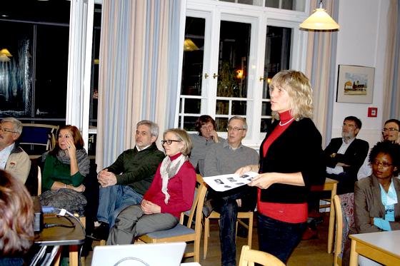 Gabriele Müller referierte vor fast 50 Gästen über das Betreuungsangebot in Haar. 	Foto: privat