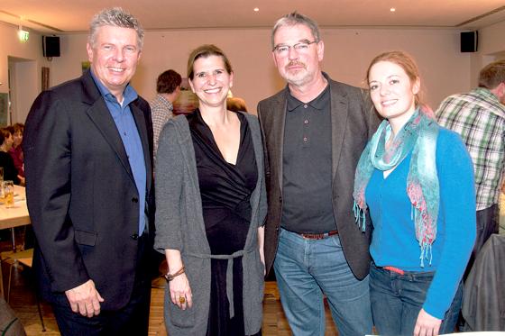 Beim Bürgertreff: Dieter Reiter, Julia Schönfeld-Knor, Alexander Reissl und Nadine Ponsel (v. l.). 	Foto: ws