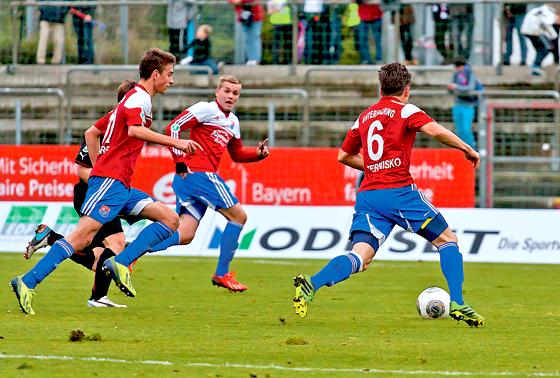 Schon verloren die Hachinger gegen Duisburg den Faden, die Angriffe führten nicht zu zählbaren Ergebnissen. Duisburg gewann mit 3:0.	Foto: Stefan Kukral