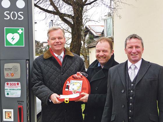 Bürgermeister Jan Neusiedl, Hauptamtsleiter Peter Gantner und Thomas Weiß (v. l.) beim Aufstellen der Notrufsäulen. 	Foto: VA