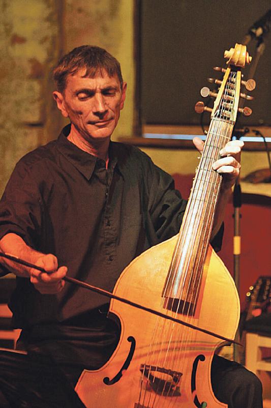 Gilles Zimmermann spielt elektrische und akustische Viola da Gamba. 	Foto: VA