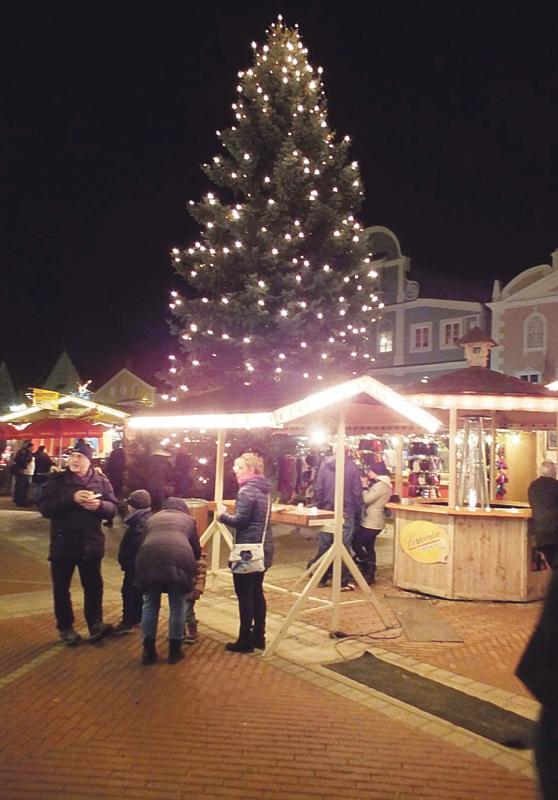Weihnachtlicher Lichterglanz zur Eröffnung des Erdinger Christkindlmarktes.	Foto: kw