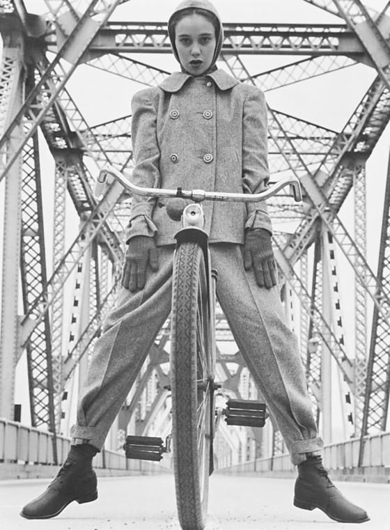 Das Modell Beth Wilson an der Rip Van Winkle Bridge am Hudson, New York 1946.	 	© Münchner Stadtmuseum, Archiv Hermann Landshoff