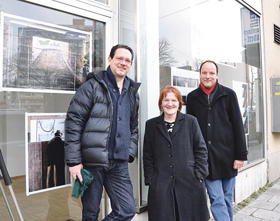 Jörn Fröchling und Ursula Bögl, Vorsitzende des Vereins TeLa Aktiv, sowie Daniel Genée von der MGS vor einem leerstehenden Laden in der Tegernseer Landstraße, der momentan Kunstraum ist. 	Foto: sf