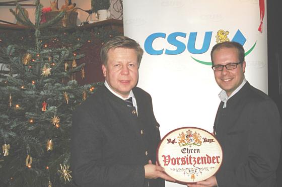 Robert Brannekämper (li.) ist jetzt sozusagen »Königlich bayerischer Ehrenvorsitzender« der CSU Oberföhring/Johanneskirchen.	Foto: CSU