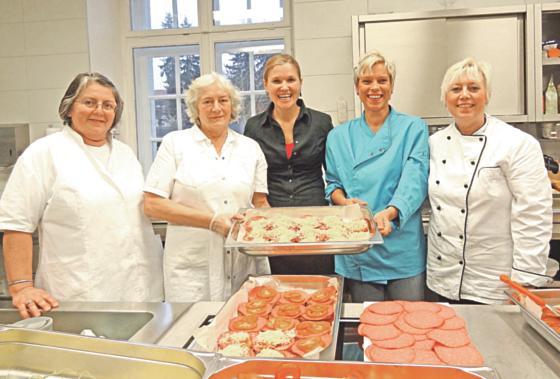 Marianne Kornberger, Lechte Schmidt, Susanne Hehnen, Heike Loy und Küchenchefin Manuela Dambowy (von links nach rechts). Foto: Gemeinde Haar