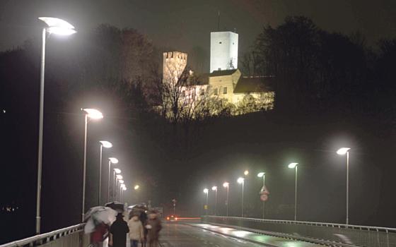 Hell erleuchtet präsentiert sich ab sofort die Grünwalder Burg. Foto: Schunk