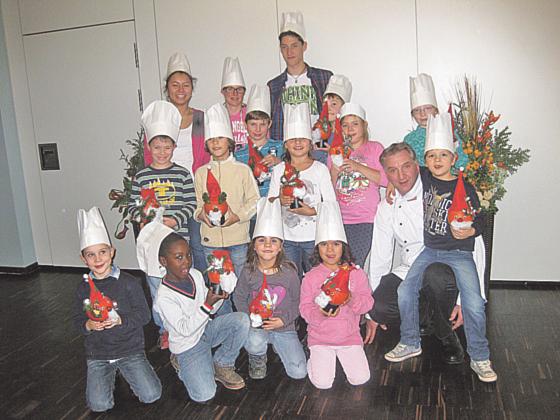 Ludwig Grill bastelte mit Kindern in der Ebeesberger Klinik Weihnachtswichtel. Foto: Klinik